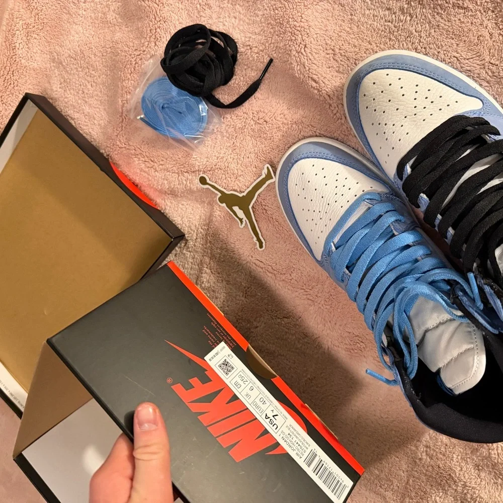 Air Jordan 1 Retro High White University Blue Black GS